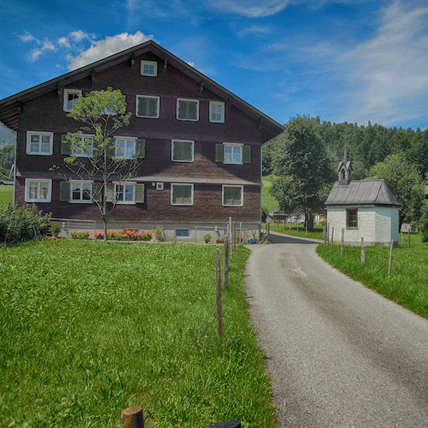 Bregenzerwälder Bauernhaus mit kleiner Kapelle